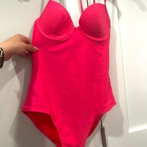 Old navy bathing suit; Size small in womens